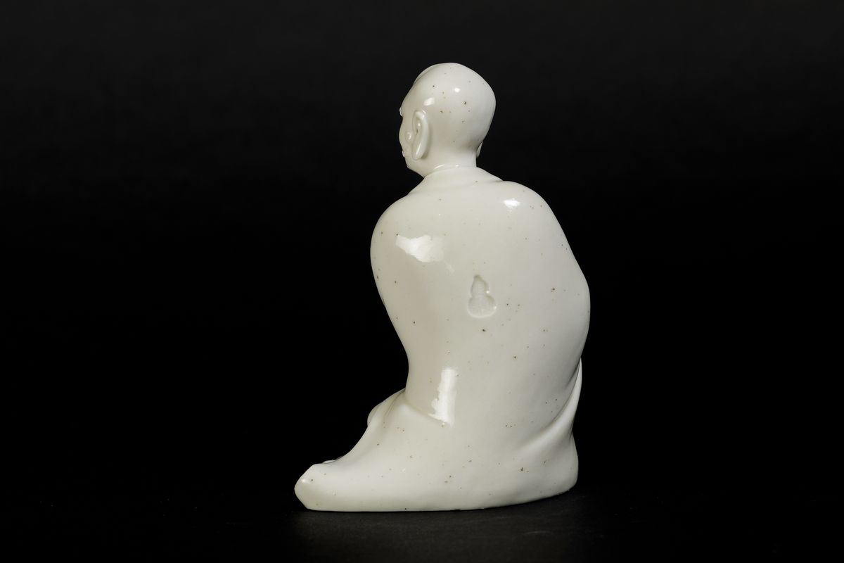 Figura di Saggio Seduta in Blanc De Chine Dehua, Cina, Dinastia Qing, Fine XVII Secolo