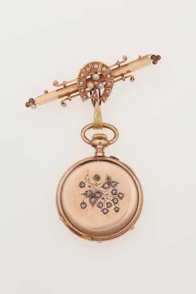 Orologio/spilla con piccole perle e rosette di diamanti  - Auction Spring Jewels - I - Cambi Casa d'Aste
