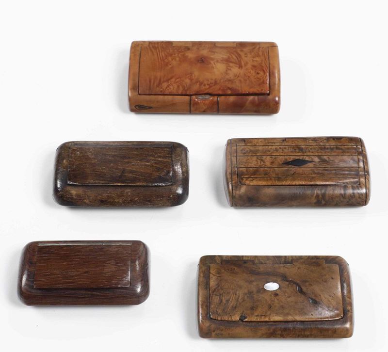 Cinque tabacchiere in legno e radica. Manifattura europea XIX-XX secolo  - Auction Silvers and Object de Vertu - Cambi Casa d'Aste