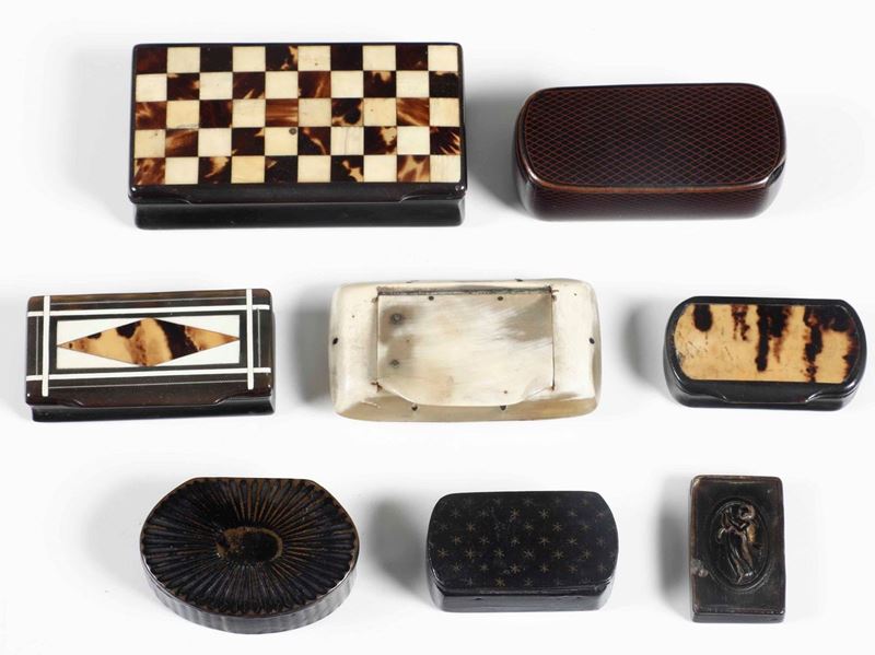 Otto tabacchiere in osso legno e tartaruga. Varie manifatture europee del XIX-XX secolo  - Asta Argenti e Object de Vertu | Asta a Tempo - Cambi Casa d'Aste