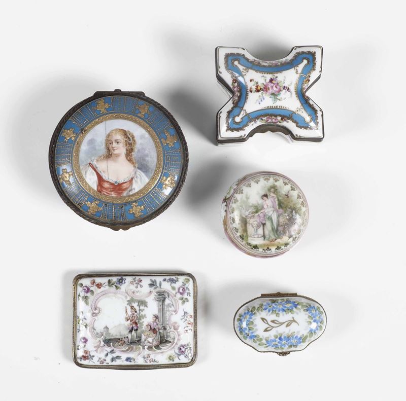 Cinque scatoline Manifatture diverse, XIX - XX secolo; un pezzo, Germania, XVIII secolo  - Auction Timed Auction | Ceramics - Cambi Casa d'Aste