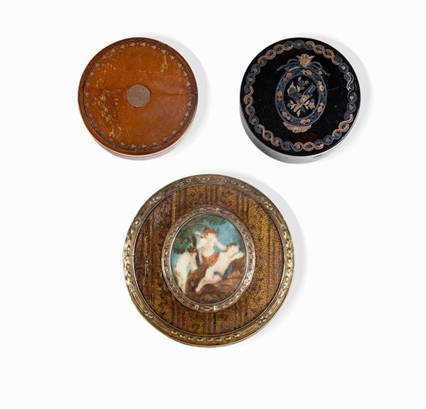 Tre tabacchiere tonde in oro e tartaruga. Manifatture europee del XIX secolo