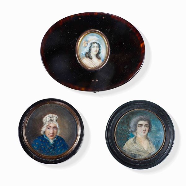 Tre tabacchiere di cui due tonde e una ovale in tartaruga con miniature femminili. Varie manifatture europee del XIX secolo