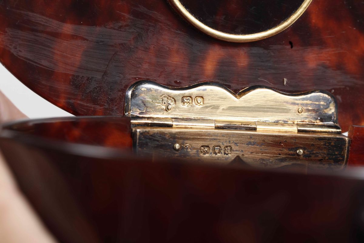 Tre Tabacchiere di Cui Due Tonde e una Ovale in Tartaruga con Miniature Femminili. Varie Manifatt...