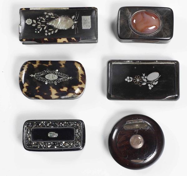Sei tabacchiere in osso tartaruga e legno con madreperla e metallo. Varie manifatture europee del XIX-XX secolo
