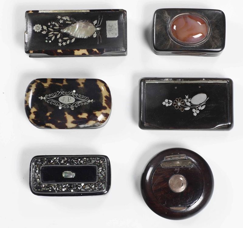 Sei tabacchiere in osso tartaruga e legno con madreperla e metallo. Varie manifatture europee del XIX-XX secolo  - Auction Silvers and Object de Vertu - Cambi Casa d'Aste