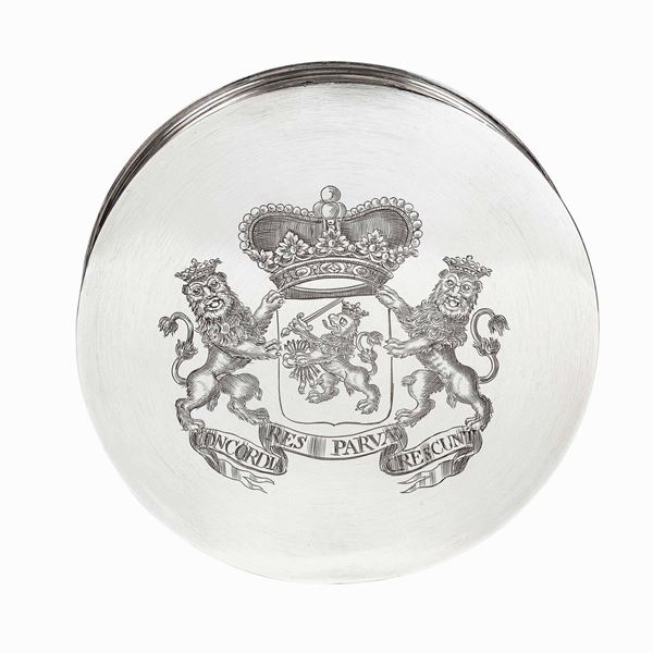 Scatola circolare porasigillo in argento fuso e cesellato. Paesi Bassi (?) XVIII-XIX secolo
