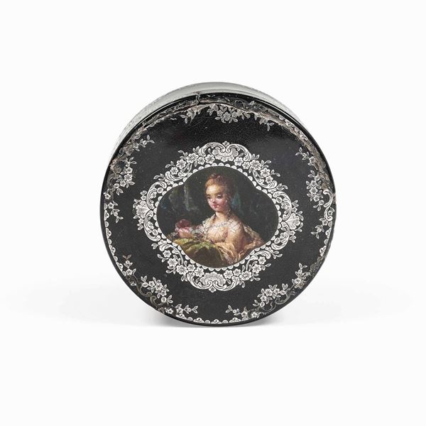 Scatola circolare tartaruga e argento con decori a motivi floreali, volute e miniatura femminile. Probabilmente Napoli XVIII-XIX secolo