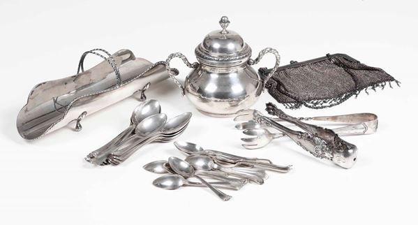 Una zuccheriera, un portagrissini due pinze e vari cucchiaini in argento. Varie manifatture del XX secolo