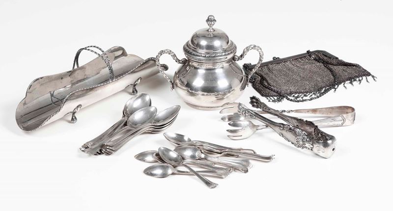 Una zuccheriera, un portagrissini due pinze e vari cucchiaini in argento. Varie manifatture del XX secolo  - Auction Silvers and Object de Vertu - Cambi Casa d'Aste
