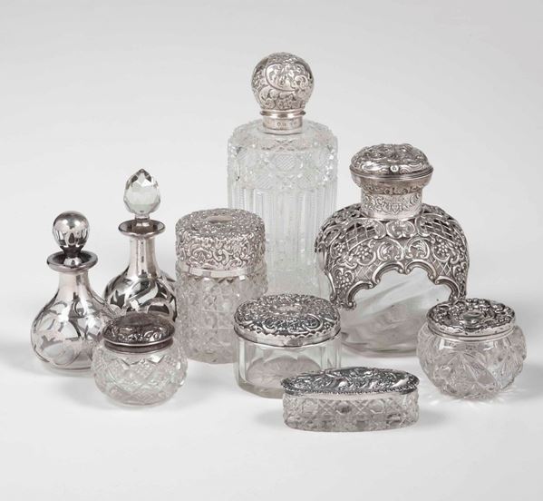 Sette scatole e bottiglie in cristallo con coperchi in argento, Inghilterra XIX-XX secolo