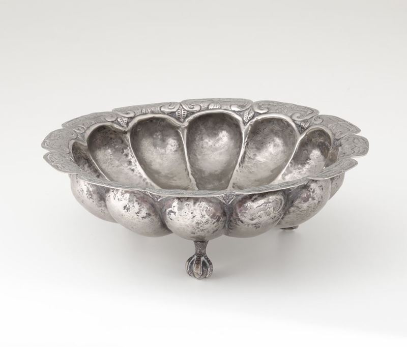 Bacile baccellato in metallo sbalzato poggiante su tre piedini  - Auction Fine Art September | Timed Auction - Cambi Casa d'Aste