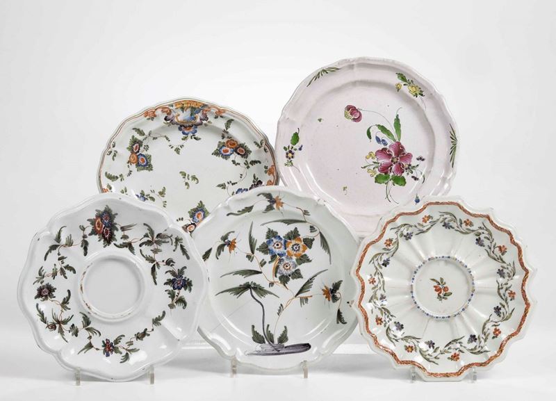 Cinque piatti Manifatture novesi e lombarde, XVIII secolo  - Asta Asta a Tempo | Ceramiche - Cambi Casa d'Aste
