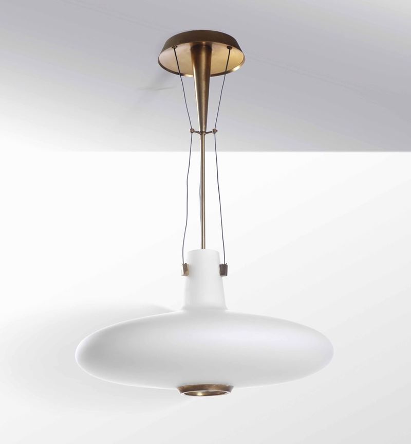 Lampada a sospensione con struttura in ottone e diffusore in vetro opalino sabbiato.  - Auction Design - Cambi Casa d'Aste