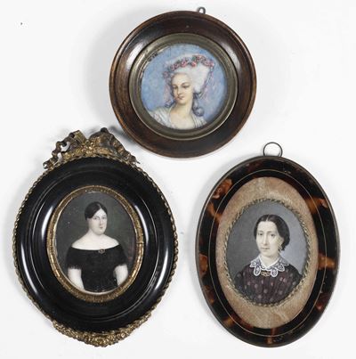 Gruppo di Tre Miniature Raffiguranti Ritratti Femminili. Varie Manifatture del XIX Secolo