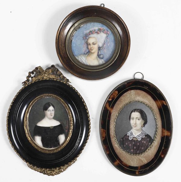Gruppo di tre miniature raffiguranti ritratti femminili. Varie manifatture del XIX secolo