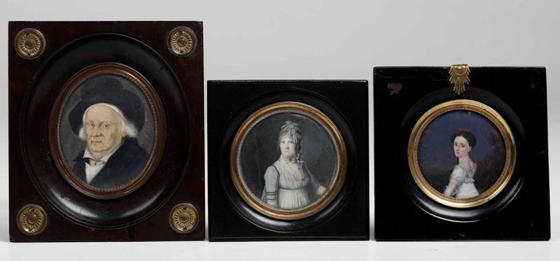 Gruppo di tre miniature raffiguranti ritratti di un gentiluomo e due gentildonne. Varie manifatture del XIX secolo  - Auction Timed Auction | Sculpture - Cambi Casa d'Aste