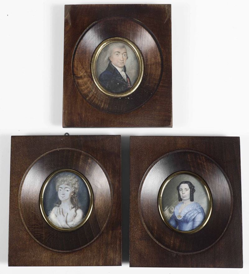 Gruppo di tre miniature su avorio raffiguranti due gentildonne e  nobiluomo. Miniaturista del XIX secolo  - Auction Timed Auction | Sculpture - Cambi Casa d'Aste