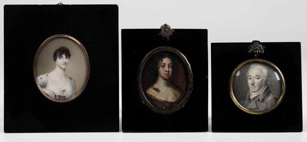 Gruppo di tre miniature raffiguranti due gentildonne e gentiluomo. Varie manifatture del XVIII-XIX secolo