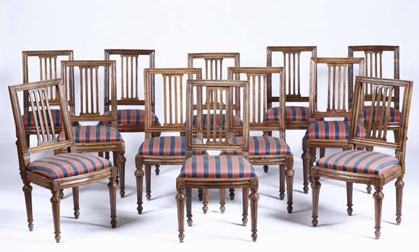 Dodici sedie Luigi XVI in legno intagliato, fine XVIII secolo