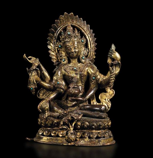 Figura di Vasudhara con aura e strumenti rituali tra le mani in bronzo dorato con innesti in turchese, Nepal, XV/XVI secolo