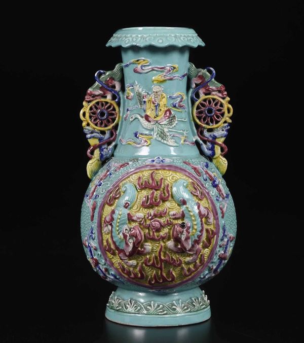 Vaso in porcellana a smalti policromi con figure di saggi e cani di Pho a rilievo, Cina, Dinastia Qing, epoca Guangxu (1875-1908)
