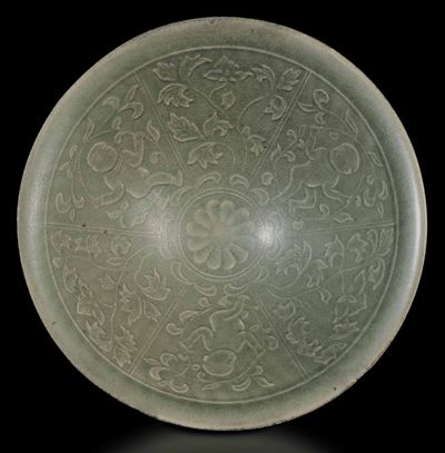 Ciotola in Porcellana Longquan Celadon con Decoro a Racemi Floreali e Figure di Fanciulli, Cina, ...