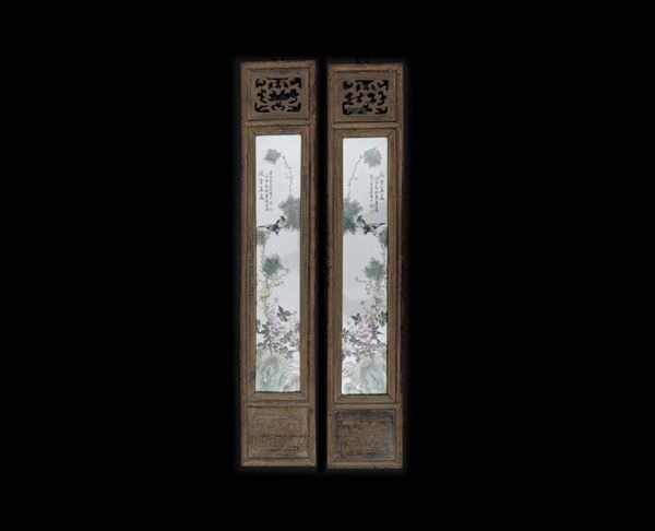 Coppia di placche in porcellana con decoro naturalistico con uccellini e iscrizioni entro cornice in legno, Cina, inizio XX secolo