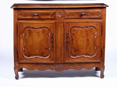 Credenza in noce a due ante pannellate, XIX secolo, dimensioni cm 136x55x105