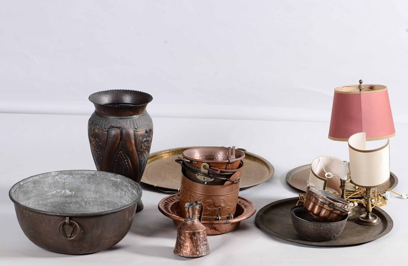 Lotto di oggetti in rame e tre lumi in metallo  - Auction Antique - Cambi Casa d'Aste
