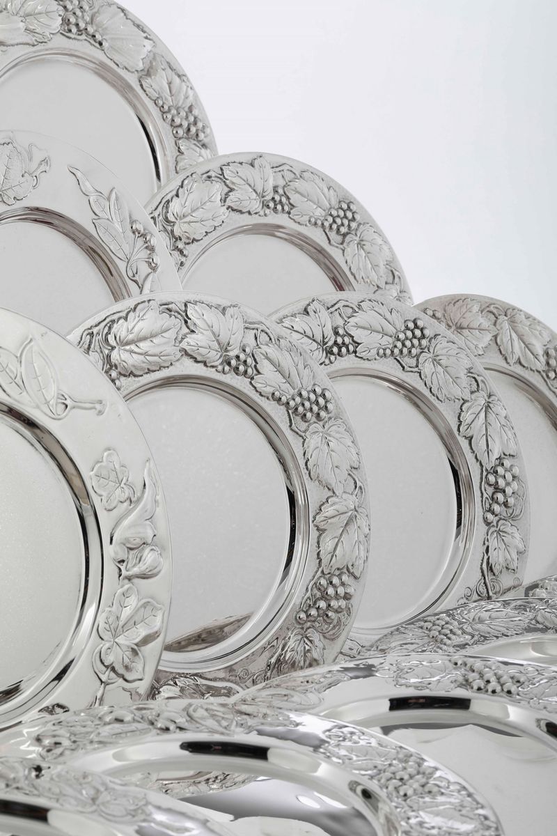 Dodici Sottopiatti in Argento 925. Argenteria Artistica Italiana del XX Secolo. Argentiere Brandi...