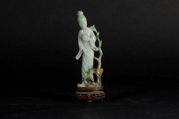 Figura di dama con ramo fiorito scolpita in giadeite, Cina, inizi XX secolo