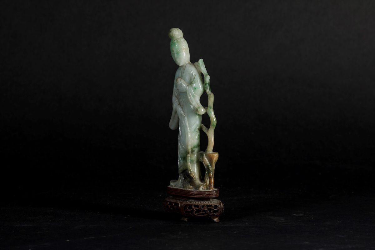 Figura di Dama con Ramo Fiorito Scolpita in Giadeite, Cina, Inizi XX Secolo