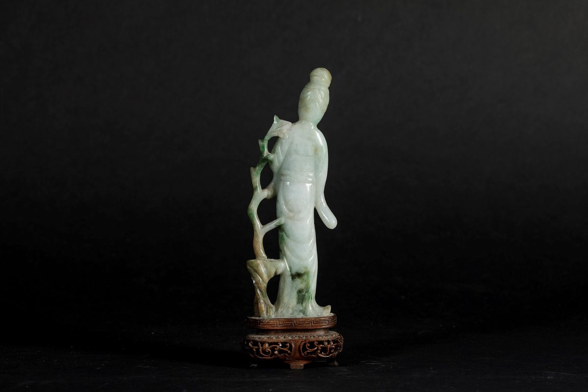 Figura di Dama con Ramo Fiorito Scolpita in Giadeite, Cina, Inizi XX Secolo