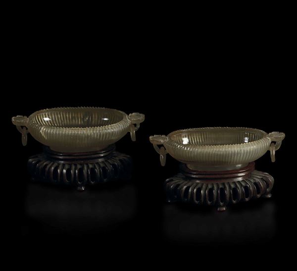 Coppia di sciacquapennelli scolpiti in agata con anse ad anello e corpo costolato, Cina, Dinastia Qing, XIX secolo