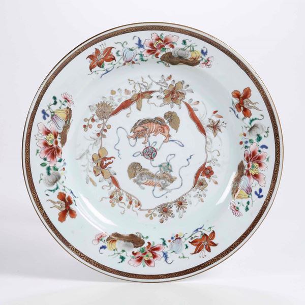 Piatto in porcellana con figure di cani di Pho, decori floreali e lumeggiature oro, Cina, Dinastia Qing, epoca Yongzheng (1723-1735)