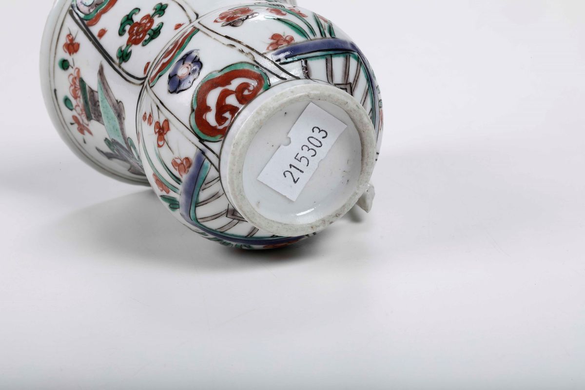 Tazza in Porcellana Famiglia Verde con Manico e Soggetti Naturalistici, Cina, Dinastia Qing, Epoc...