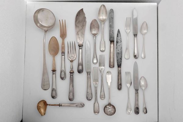 Insieme di sei forchette, sette cucchiai, un cucchiaino traforato, due coltelli in argento, 18 forchette  [..]