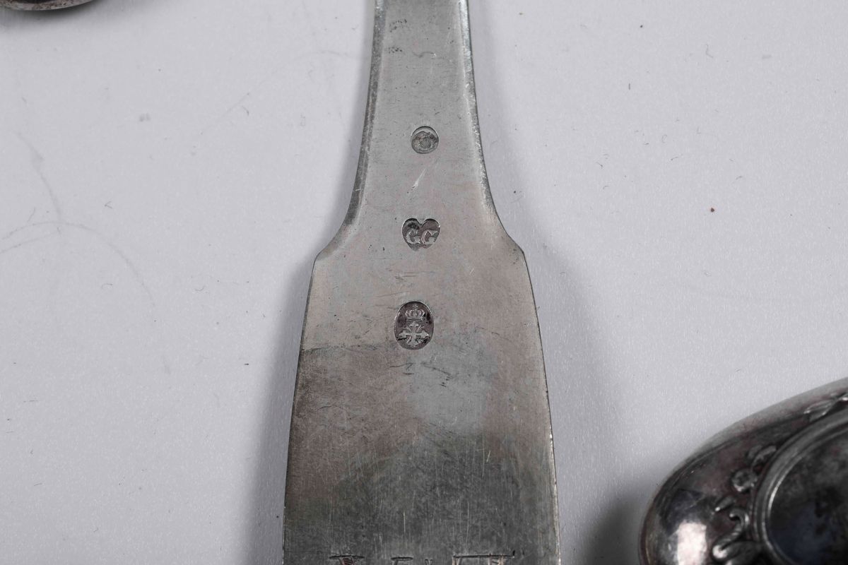 Insieme di Sei Forchette, Sette Cucchiai, un Cucchiaino Traforato, Due Coltelli in Argento, 18 Fo...