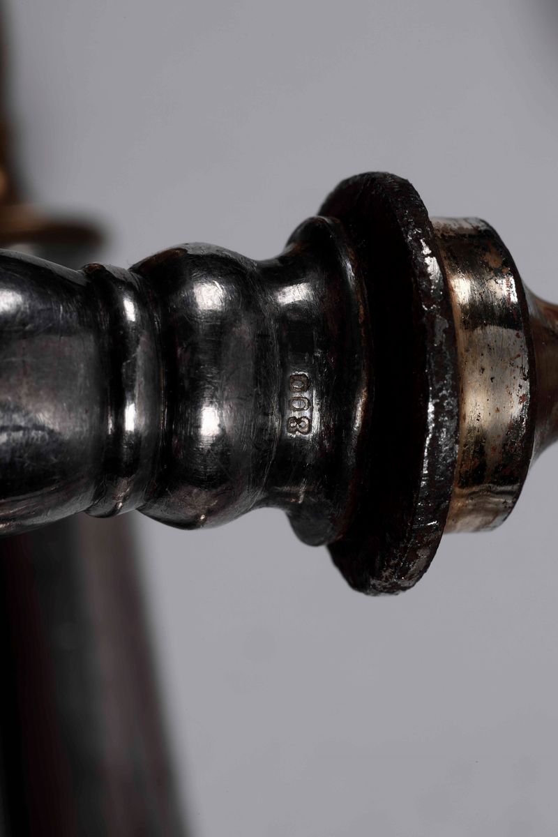 Insieme di Sei Forchette, Sette Cucchiai, un Cucchiaino Traforato, Due Coltelli in Argento, 18 Fo...