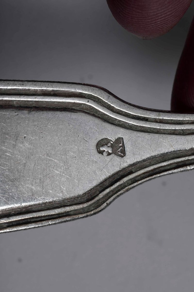 Insieme di Sei Forchette, Sette Cucchiai, un Cucchiaino Traforato, Due Coltelli in Argento, 18 Fo...