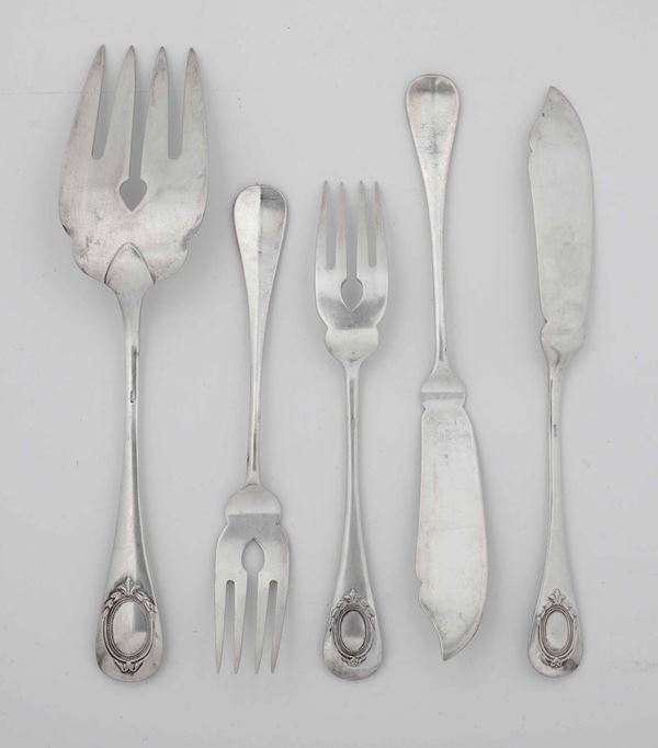 Insieme di 12 forchette e coltelli da pesce piÃ¹ un forchettone, Italia XX secolo