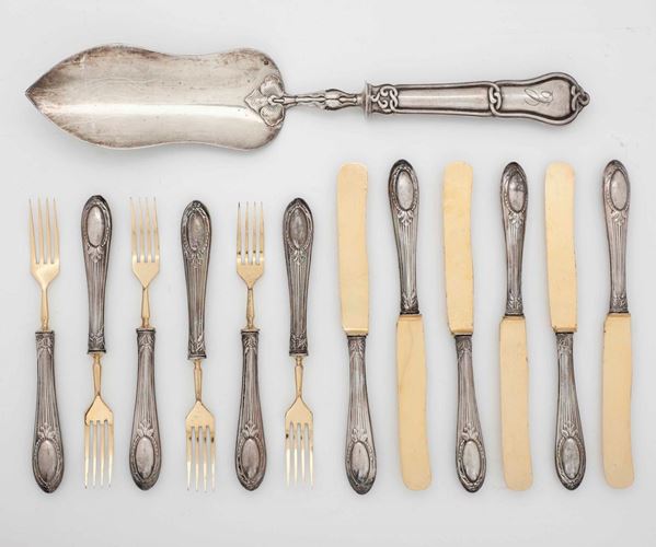 Insieme di sei forchette e coltelli in argento parzialmente dorato, Italia XX secolo piÃ¹ una paletta da dolce, Francia XX secolo
