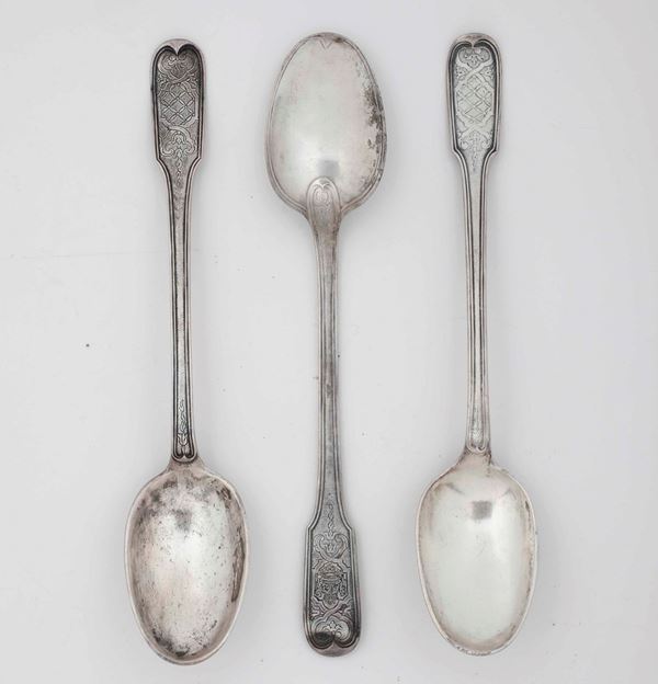 Insieme di tre cucchiai da riso in argento con decori alla berain, Torino XVIII secolo