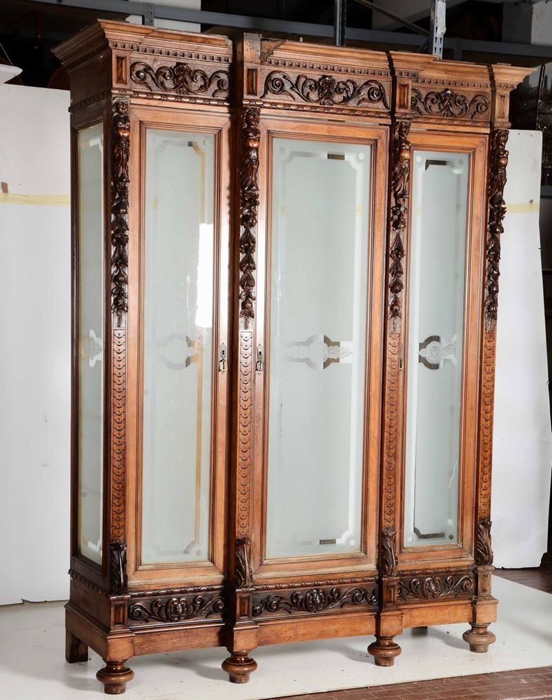 Vetrina a tre ante con profili in legno scolpito  - Auction Fine Art September | Timed Auction - Cambi Casa d'Aste