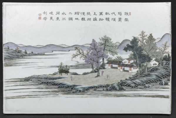 Placca in porcellana a smalti policromi raffigurante villaggio sul fiume e iscrizione, Cina, Repubblica, XX secolo