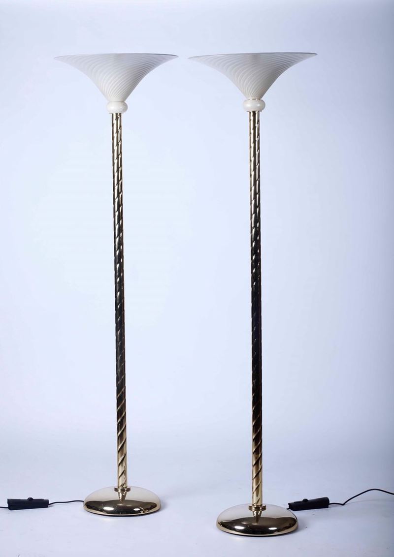 Coppia di lampade da terra con gambo dorato e coppa in vetro di Murano  - Auction Antiques | Timed Auction - Cambi Casa d'Aste
