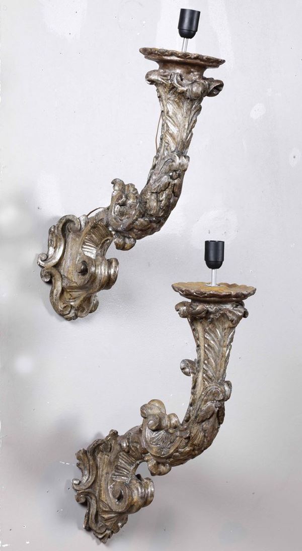 Coppia di bracci in legno intagliato con finitura a mecca, XVIII secolo