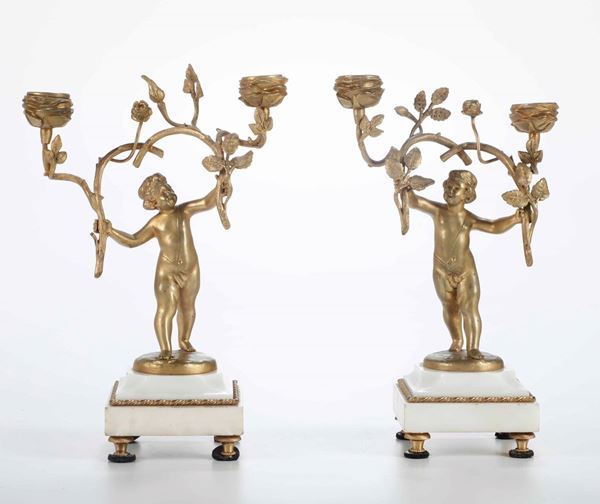 Coppia di candelabri con angeli in bronzo dorato con base di marmo bianco, XIX secolo