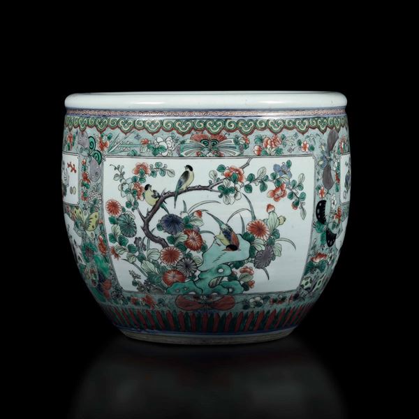Cachepot in porcellana Famiglia Verde con decori floreali e scene naturalistiche entro riserve, Cina, Dinastia Qing, epoca Guangxu (1875-1908)